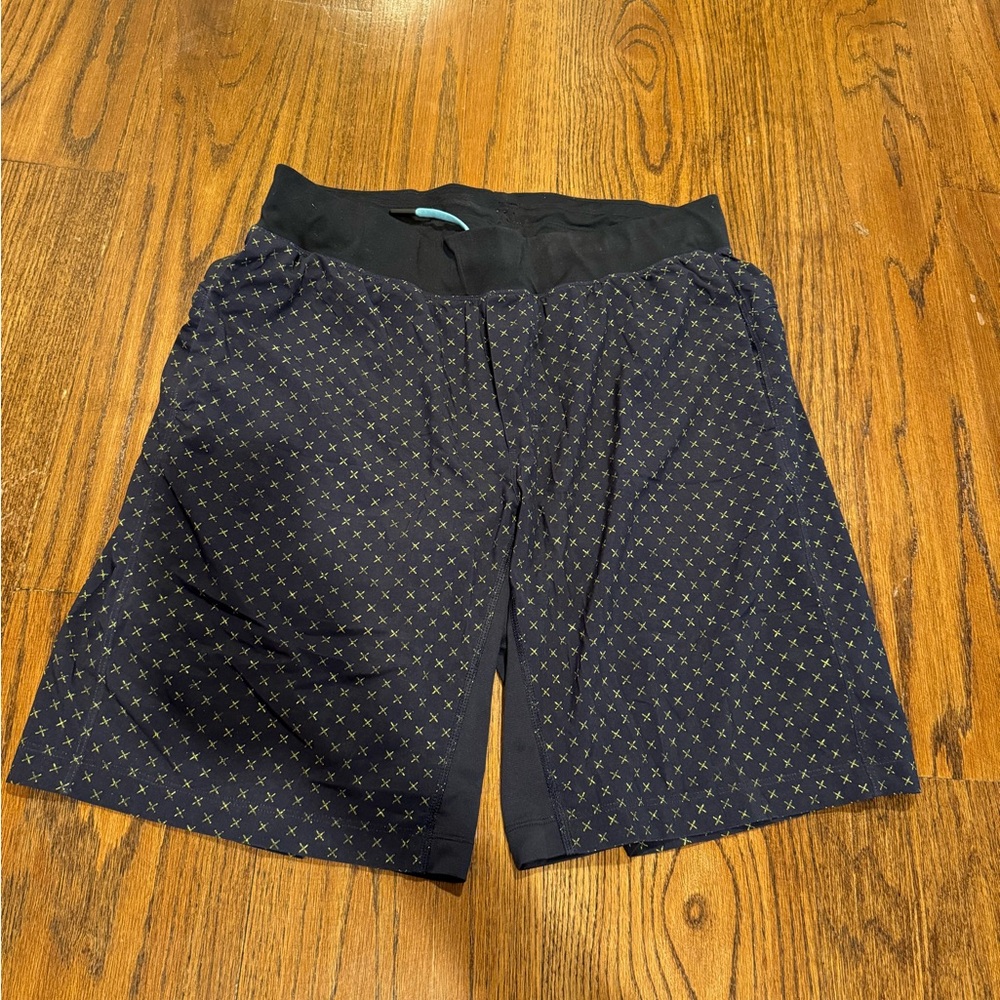 Lululemon size L lined shorts navy with distressed yellow pattern